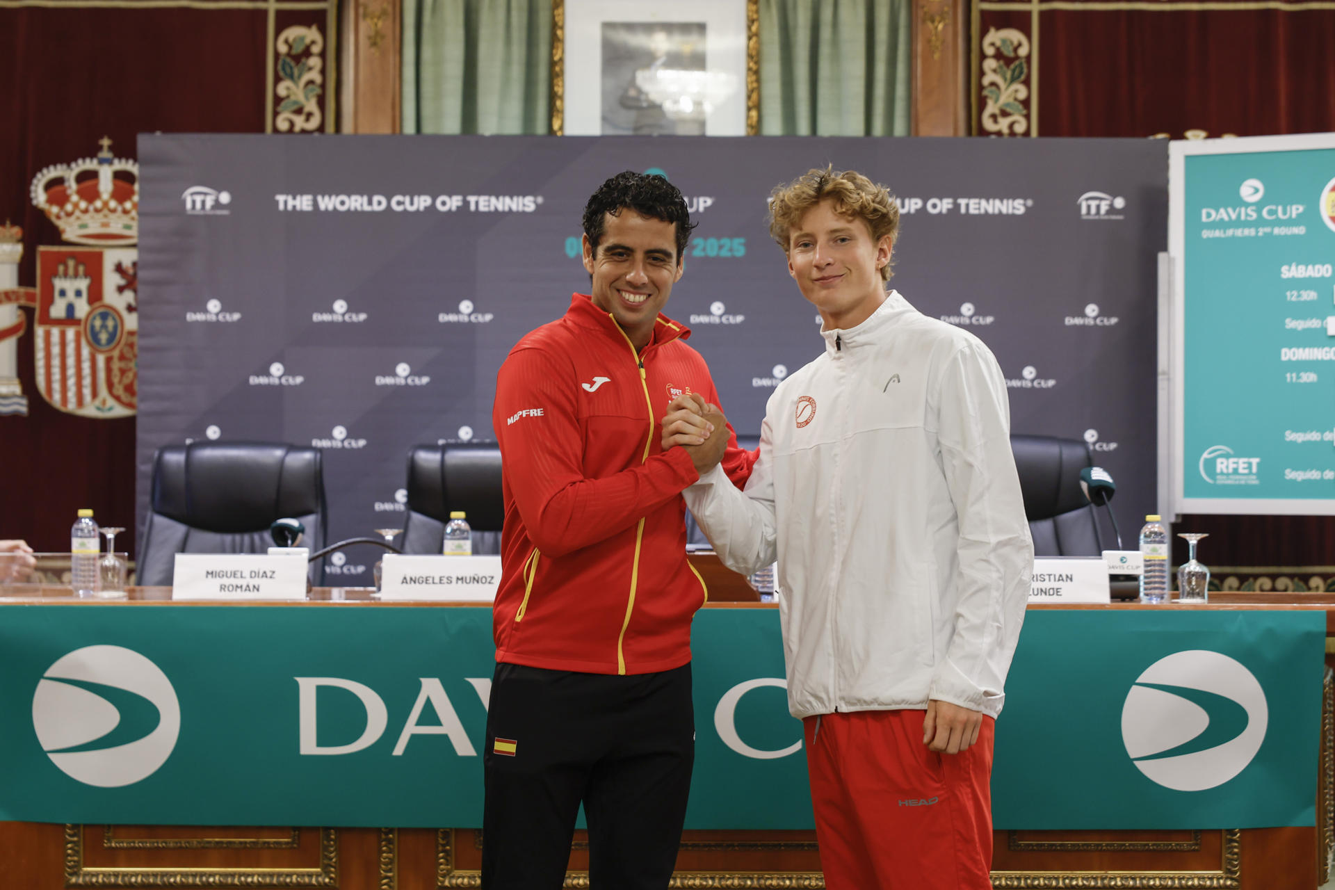 El jugador del equipo español de Copa Davis Jaume Munar (c-i) posa junto al danés Emer Moller (c-d) durante el sorteo de emparejamientos de la segunda clasificatoria de la Copa Davis 2025 este viernes. FE/ Jorge Zapata