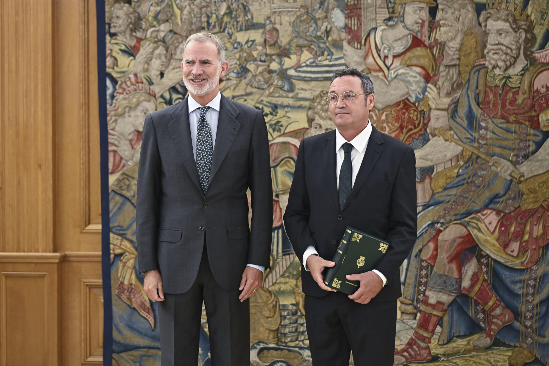 Felipe VI recibe en audiencia al fiscal general del Estado, Álvaro García Ortiz, que le entrega la Memoria de la Fiscalía de 2024, este miércoles en Madrid. EFE/ Fernando Villar