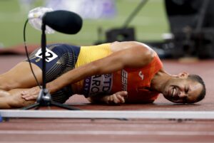 Daniel Arce es retirado en camilla tras lesionarse en su serie de los 3000 m. obstáculos de los Mundiales de Tokio.EFE/EPA/FRANCK ROBICHON