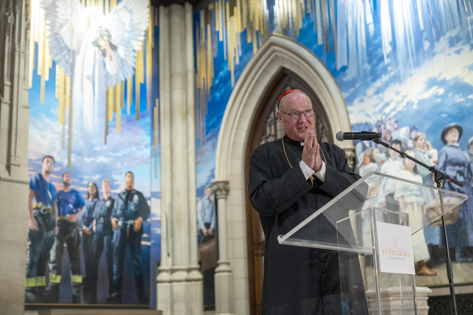 El cardenal Timothy Dolan habla este jueves, en la catedral de San Patricio en Nueva York (Estados Unidos). EFE/ Angel Colmenares