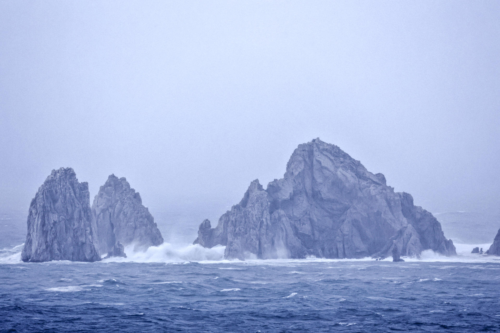 Fotografía de archivo del fuerte oleaje ante la llegada de un huracán, en Los Cabos (México). EFE/Jorge Reyes
