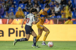 Jennifer Hermoso (d) de Tigres disputa el balón con Valeria del Campo de Rayadas este domingo, en un partido de la Liga Femenil MX entre Tigres femenil y Rayadas en el Estadio Universitario, en Monterrey (México). EFE/Miguel Sierra