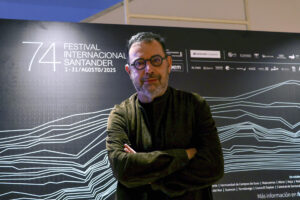El director del Festival Internacional de Santander (FIS), Cosme Marina, aboga, en una entrevista con EFE tras cerrar el 74 aniversario de esta cita cultural, por una mirada "desprejuiciada" en festivales como el FiS y "buscar lo nuevo", porque cree que la tradición en la que se cimentan este tipo de espectáculos, se va renovando. EFE/ Celia Agüero
