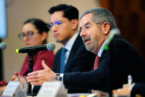 Fotografía cedida por la Secretaría de Relaciones Exteriores (SRE) del canciller mexicano Juan Ramón de la Fuente (d) hablando en una rueda de prensa este jueves, en Ciudad de México (México). EFE/ Secretaría de Relaciones Exteriores /SOLO USO EDITORIAL/ NO VENTAS/ SOLO DISPONIBLE PARA ILUSTRAR LA NOTICIA QUE ACOMPAÑA (CRÉDITO OBLIGATORIO)