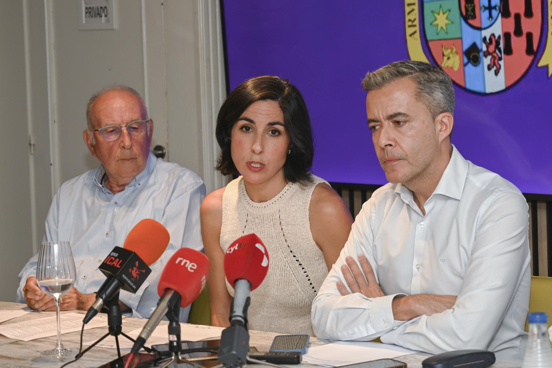 El presidente de Vamos Palencia, Diego la Moneda (d), la concejala Marta Font (c) y el presidente de la asociación, Fidel Ramos (i), anuncian la ruptura del acuerdo que dio la alcaldía de Palencia a la socialista Miriam Andrés y que ha permitido gobernar al PSOE en minoría con solo 10 de los 25 concejales de la corporación municipal, hoy jueves en Palencia. EFE/ Almudena Álvarez
