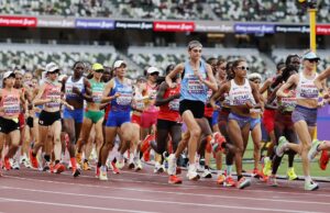 Julia Paternain (c) logró la medalla de bronce en el maratón femenino de los Mundiales de Tokio y dio a Uruguay su primera presea de la historia en los campeonatos. EFE/EPA/FRANCK ROBICHON