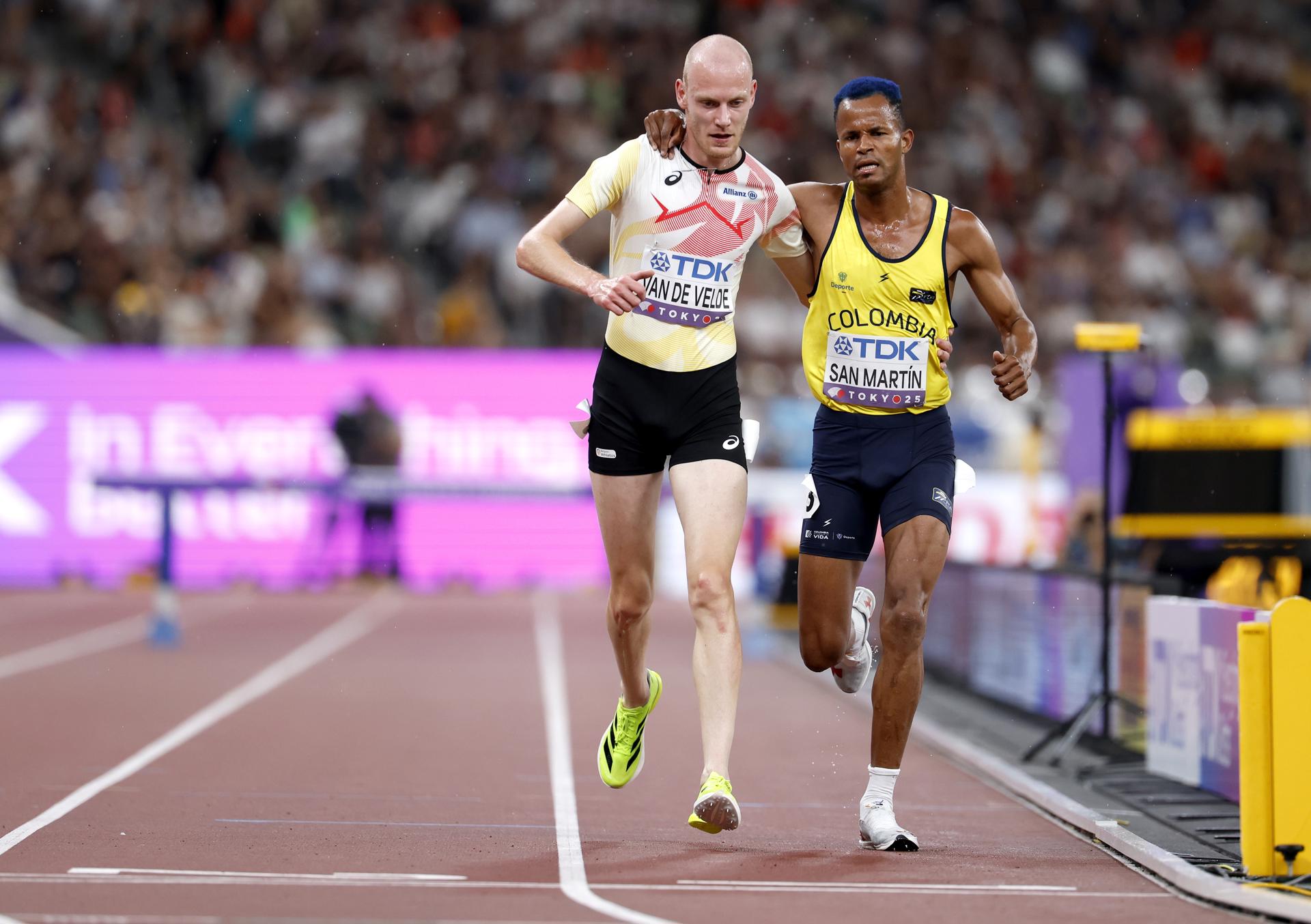 El belga Tim Van De Velde (i) ayuda a cruzar la meta al colombiano Carlos San Martin, tras lesionarse este en la serie 3 de los 3000 m. obstáculos de los Mundiales de Tokio. EFE/EPA/FRANCK ROBICHON
