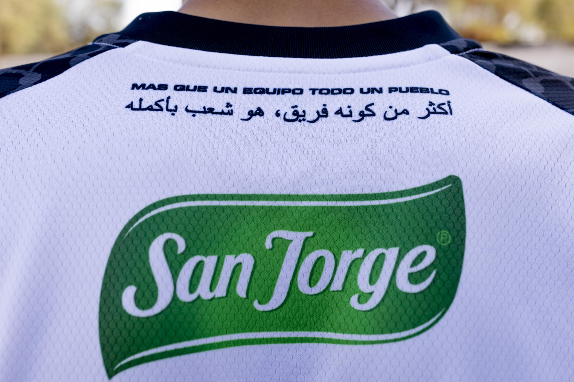 La frase en árabe "Más que un equipo todo un pueblo" en una camiseta del Club Deportivo Palestino en Santiago (Chile). EFE/Raúl Gómez
