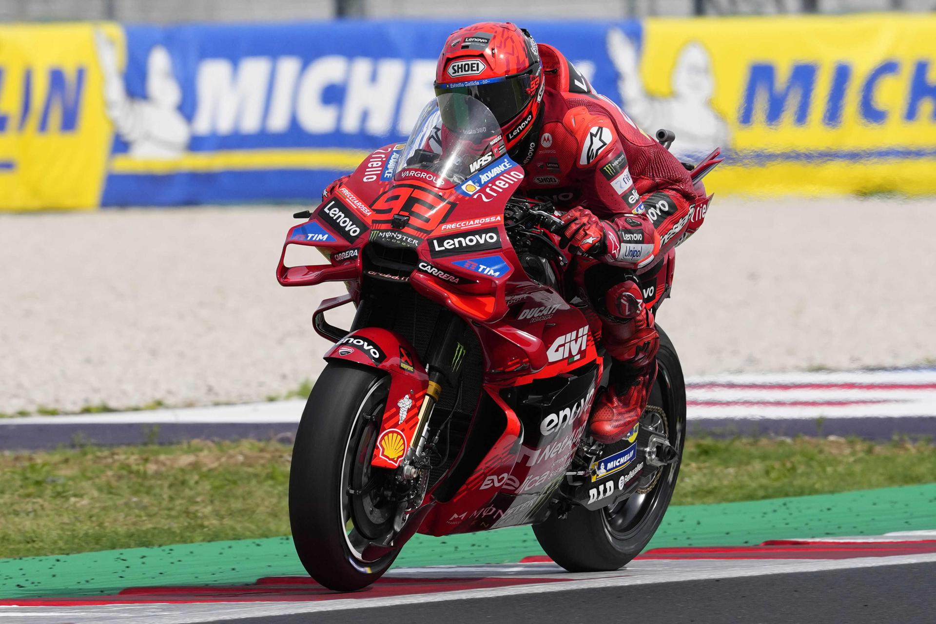 El piloto español del equipo Ducati Lenovo Team, Marc Márquez, conduce su motocicleta durante la carrera de MotoGP del Gran Premio de San Marino y la Riviera de Rimini en el Circuito Mundial de Misano Marco Simoncelli en Misano Adriático, Italia. EFE/EPA/DANILO DI GIOVANNI
//////////
Misano Adriatico (Italy), 14/09/2025.- Ducati Lenovo Team rider Marc Marquez of Spain steers his motorcycle during the MotoGP race of the San Marino and the Rimini Riviera Grand Pri at the Misano World Circuit Marco Simoncelli in Misano Adriatico, Italy, 14 September 2025. (Motociclismo, Italia, España) EFE/EPA/DANILO DI GIOVANNI