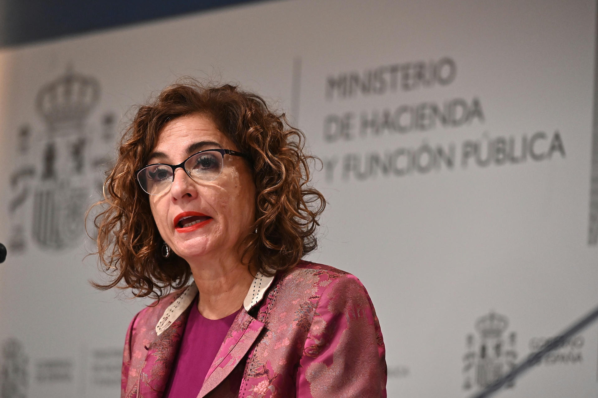 La vicepresidente primera y ministra de Hacienda, María Jesús Montero, en una rueda de prensa. EFE/ Fernando Villar