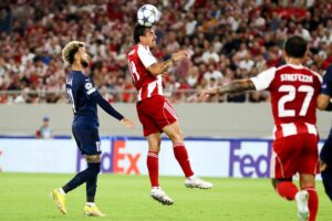 El medio español Dani Garcia, del Olympiacos (C), en acción ante Jaja, del Pafos (I) durante el partido de la fase de liga de la UEFA Champions League que han jugado Olympiacos y Pafos en el Georgios Karaiskakis Stadium, en El Pireo, Grecia. EFE/EPA/GEORGIA PANAGOPOULOU