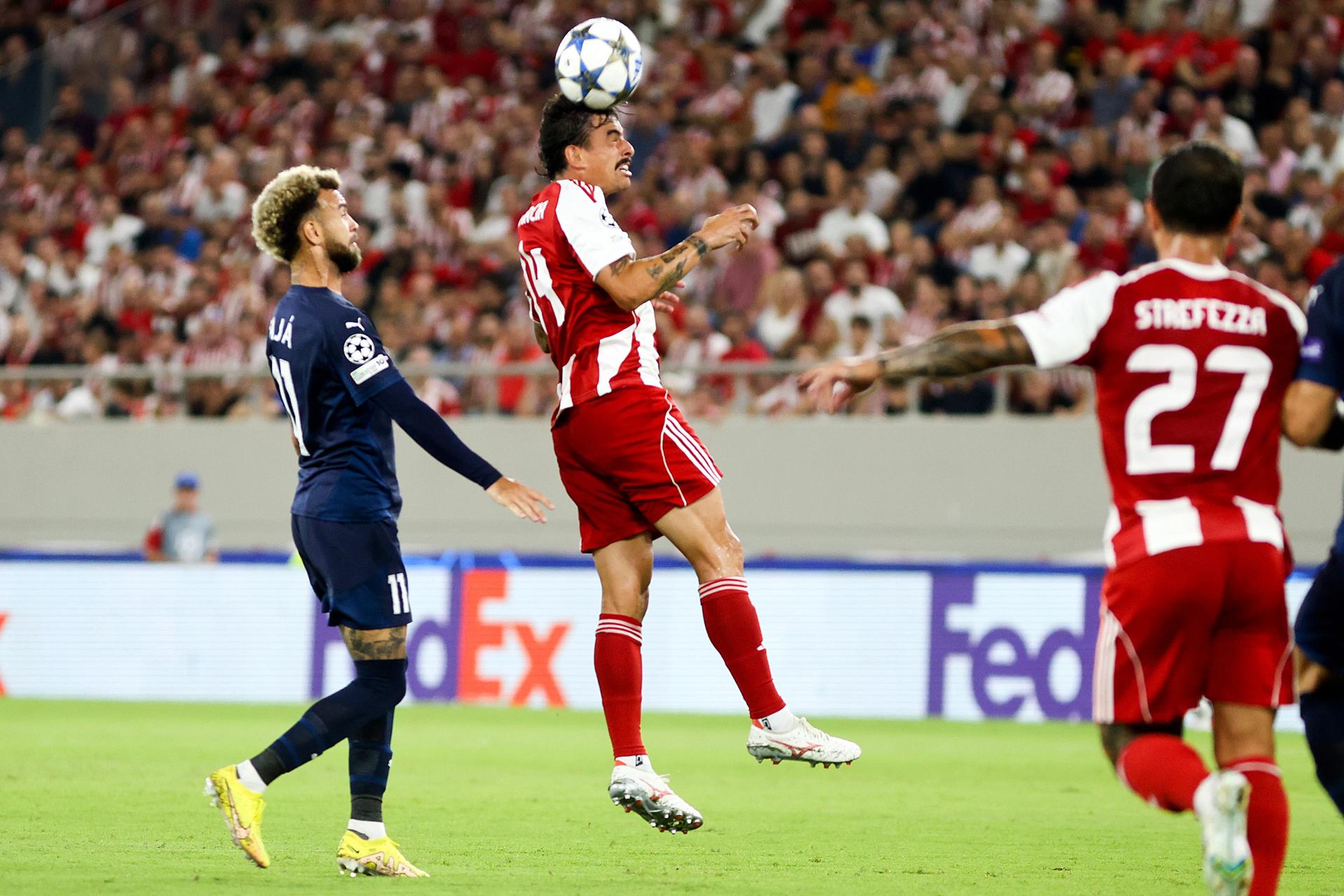 El medio español Dani Garcia, del Olympiacos (C), en acción ante Jaja, del Pafos (I) durante el partido de la fase de liga de la UEFA Champions League que han jugado Olympiacos y Pafos en el Georgios Karaiskakis Stadium, en El Pireo, Grecia. EFE/EPA/GEORGIA PANAGOPOULOU
