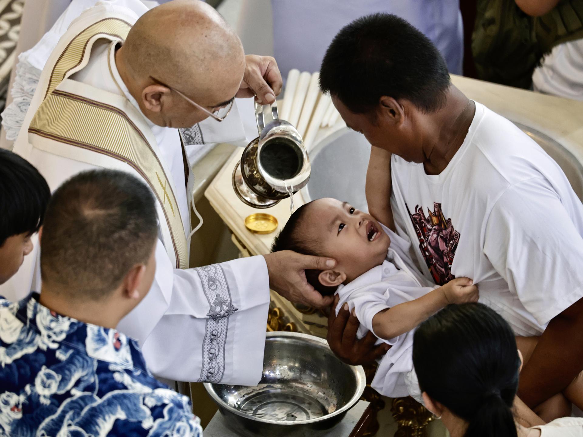 Imagen de archivo de un sacerdote bautizando a un niño durante una ceremonia de bautismo masivo, patrocinada por funcionarios locales, en la iglesia de San Martín de Porres en la ciudad de Bacoor, provincia de Cavite, al suroeste de Manila, Filipinas, el 20 de junio de 2025. EFE/EPA/FRANCIS R. MALASIG
//////////
BACOOR CITY (Philippines), 20/06/2025.- A priest baptizes a child during a mass baptism ceremony, sponsored by local officials, at the San Martin De Porres Church in Bacoor city, Cavite province, southwest of Manila, Philippines, 20 June 2025. More than 200 children were baptized in a mass baptism ceremony, a significant religious and cultural event in a predominantly Catholic country like the Philippines, where the baptismal certificates issued afterward often serve as a de facto birth record for newborns in communities lacking easy access to civil registration. (Filipinas) EFE/EPA/FRANCIS R. MALASIG