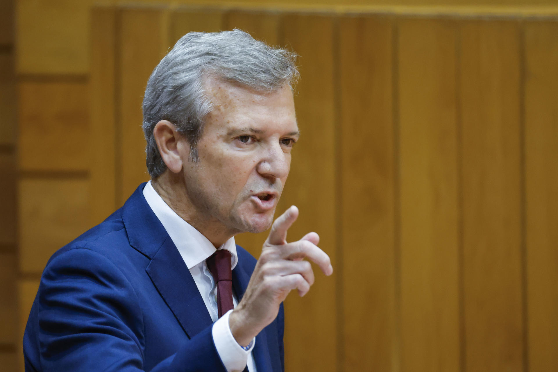 El presidente de la Xunta, Alfonso Rueda, responde a las preguntas de los grupos durante el pleno del Parlamento de Galicia este miércoles en Santiago de Compostela. EFE/Lavandeira jr
