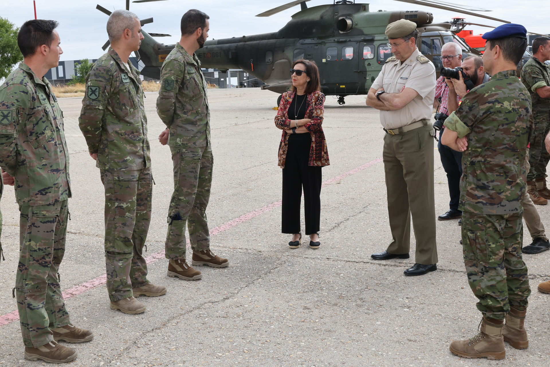 La ministra de Defensa, Margarita Robles, visita este lunes las Fuerzas Aeromóviles del Ejército de Tierra (FAMET), en la Base Coronel Maté, donde ha mantenido un encuentro con el personal participante en la pasada campaña contra incendios forestales. EFE/MDE/Iñaki Gómez -SOLO USO EDITORIAL/SOLO DISPONIBLE PARA ILUSTRAR LA NOTICIA QUE ACOMPAÑA (CRÉDITO OBLIGATORIO)-