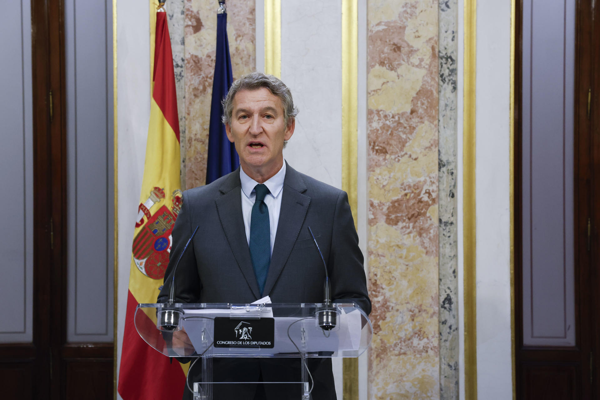 El presidente del PP, Alberto Núñez Feijóo, ofrece una rueda de prensa en el marco de la sesión de control al Gobierno en el Congreso de los Diputados en Madrid, este miércoles. EFE/ J.J. Guillén
