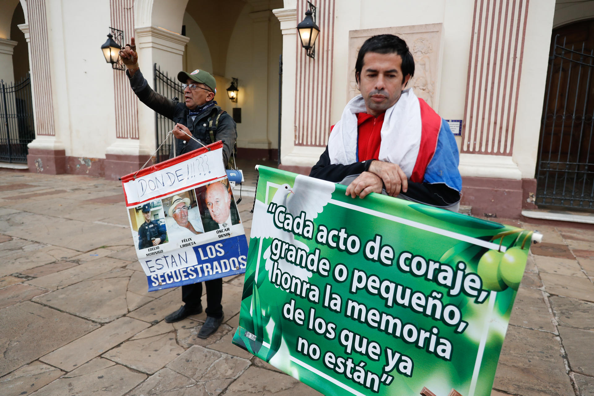 Personas sostienen carteles en protesta al cumplirse cinco años del secuestro del exvicepresidente de Paraguay Óscar Denis, este 9 de septiembre de 2025 en Asunción (Paraguay). EFE/ Juan Pablo Pino