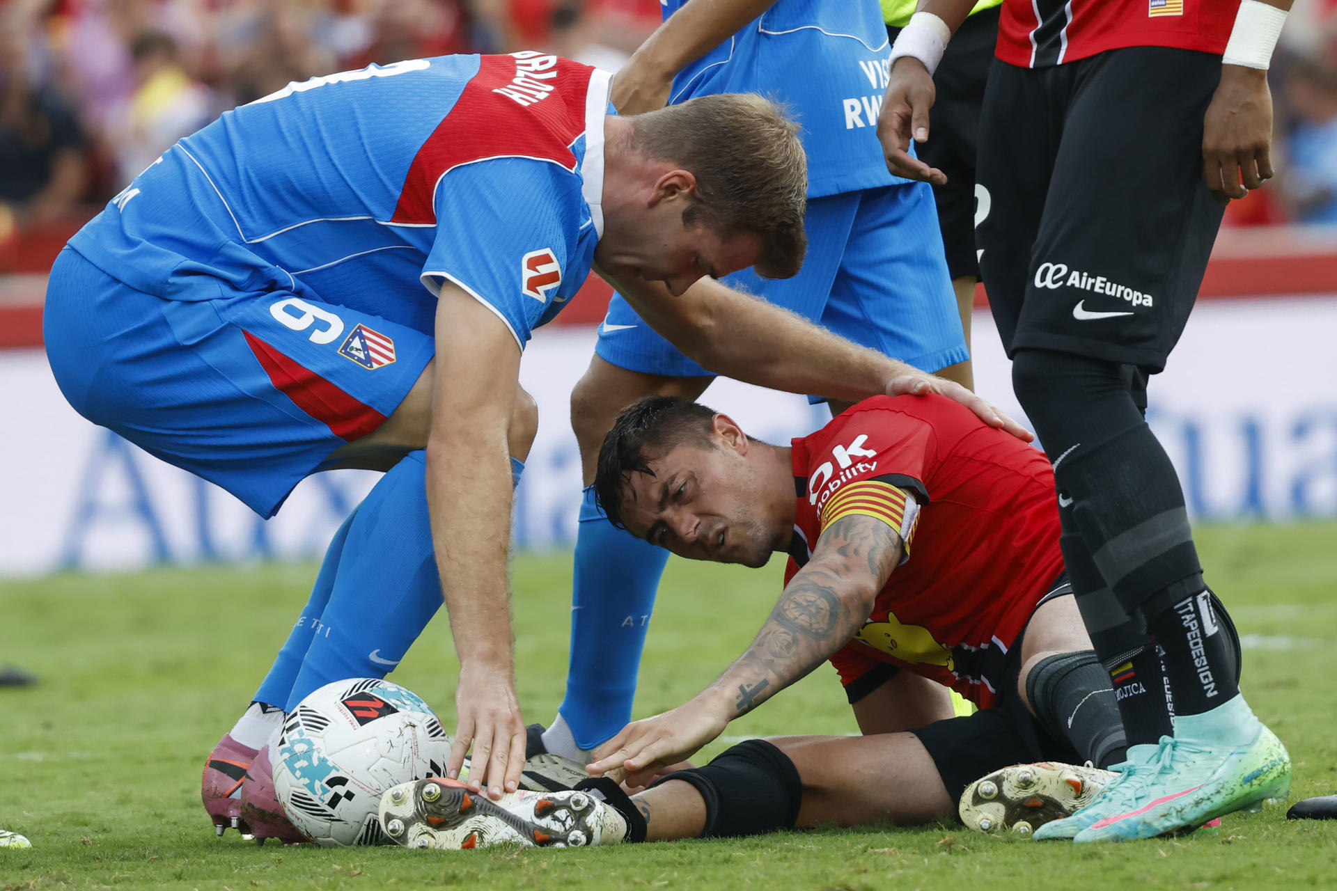 Sorloth se interesa por Antonio Raíllo, tras su expulsión. EFE/ CATI CLADERA