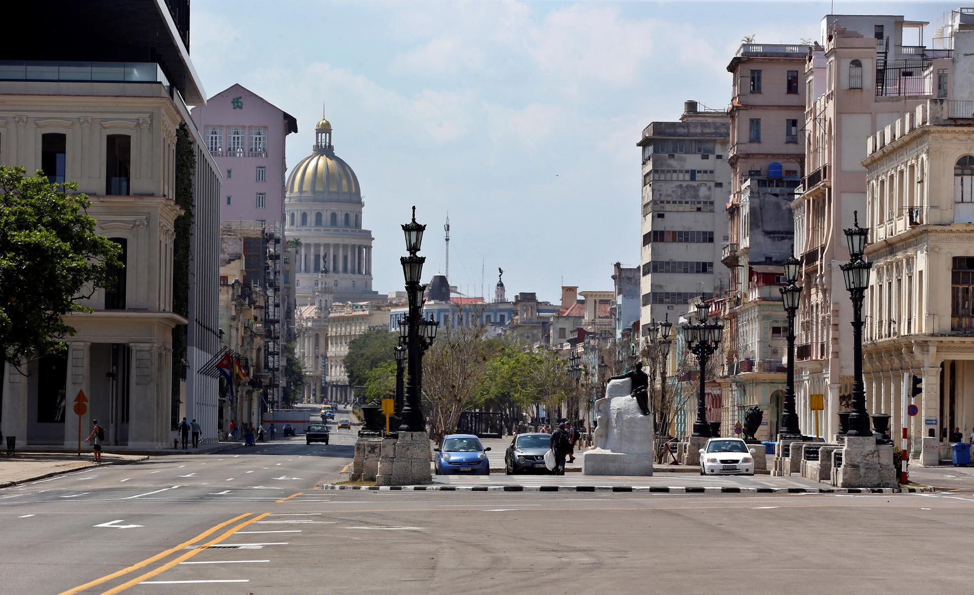 Fotografía de archivo del Paseo del Prado habanero sin multitud de personas. EFE/Ernesto Mastrascusa