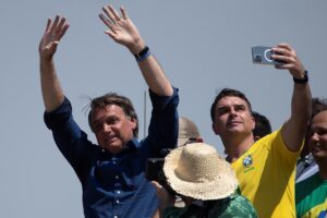 Fotografía de archivo en donde se ve al expresidente de Brasil Jair Bolsonaro, acompañado de su primogénito, el senador Flavio Bolsonaro, en Brasilia (Brasil). EFE/ Joédson Alves