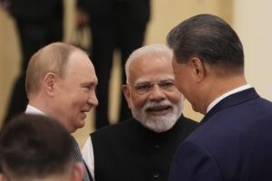 El primer ministro indio, Narendra Modi (c), conversa con el presidente ruso, Vladimir Putin (i), y el presidente chino, Xi Jinping (d), antes de la Cumbre de la Organización de Cooperación de Shanghái (OCS) 2025 en el Centro de Convenciones y Exposiciones Meijiang en Tianjin. EFE/EPA/SUO TAKEKUMA / POOL