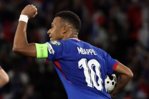 Mbappé celebra el 1-1. EFE/EPA/CHRISTOPHE PETIT TESSON
