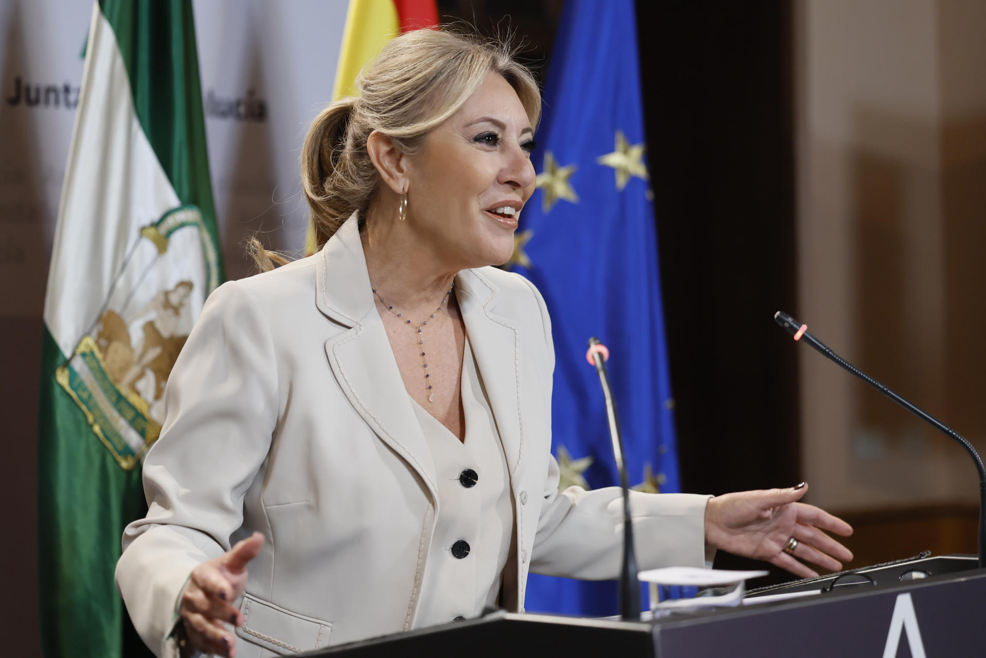 La consejera de Economía, Hacienda y Fondos Europeos y portavoz del Gobierno, Carolina España, durante la rueda de prensa tras la reunión del Consejo de Gobierno en Sevilla. EFE/José Manuel Vidal

