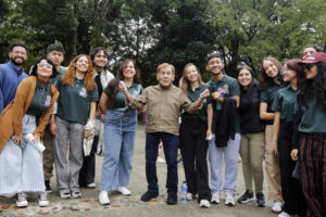 El artista colombiano David Manzur (c) posa junto a un grupo de estudiantes durante la ceremonia de entrega de su escultura ‘Caballo al viento' este 4 de septiembre de 2025, en Medellín (Colombia). EFE/STR