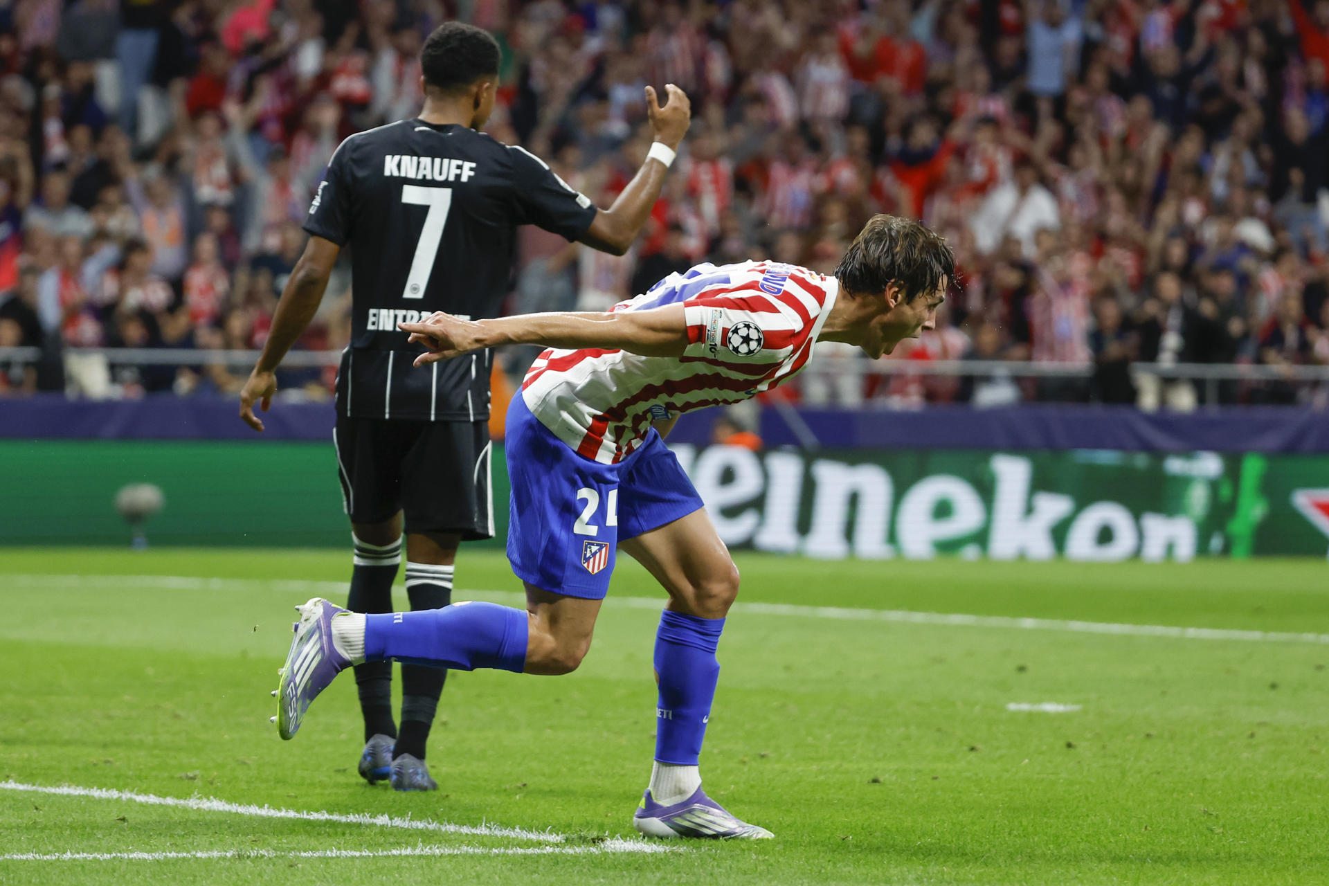 El defensa francés del Atlético de Madrid Robin Le Normand​ (d) ​celebra tras anotar el 2-0 durante el partido de Liga de Campeones que Atlético de Madrid  y Eintracht de Fránkfurt disputan este martes en el estadio Metropolitano, en Madrid. EFE/ Juanjo Martín

