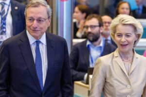 El expresidente del Banco Central Europeo y exprimer ministro italiano, Mario Draghi (I) y la presidenta de la Comisión Europea, Ursula von der Leyen, en Bruselas, el 16 de septiembre de 2025. EFE/EPA/OLIVIER MATTHYS
