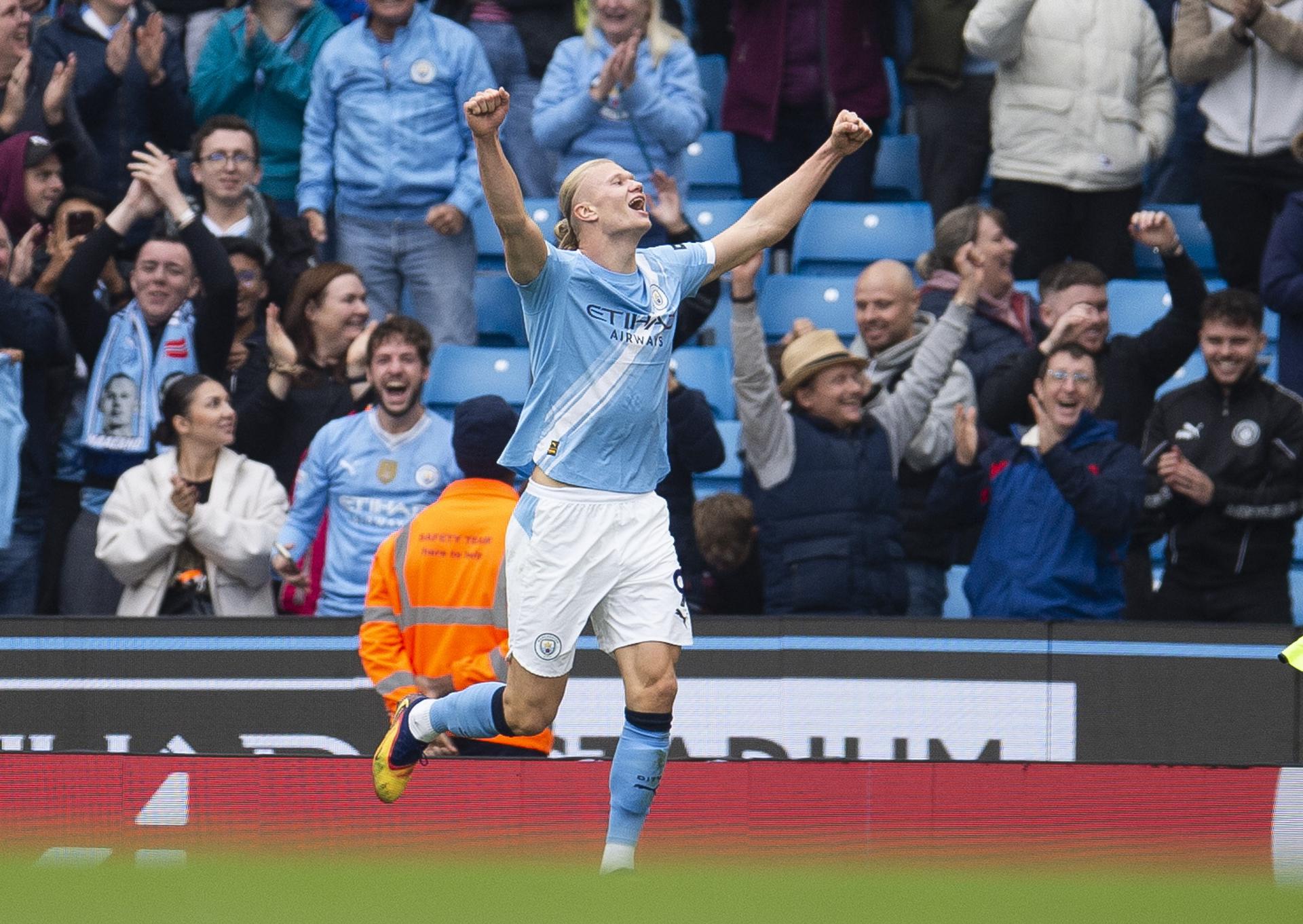 El jugador del City Erling Haaland celebra el 4-1 durante el partido de la Premier League que han jugado Manchester City y Burnley FC, en Manchester, Reino Unido. EFE/EPA/PETER POWELL