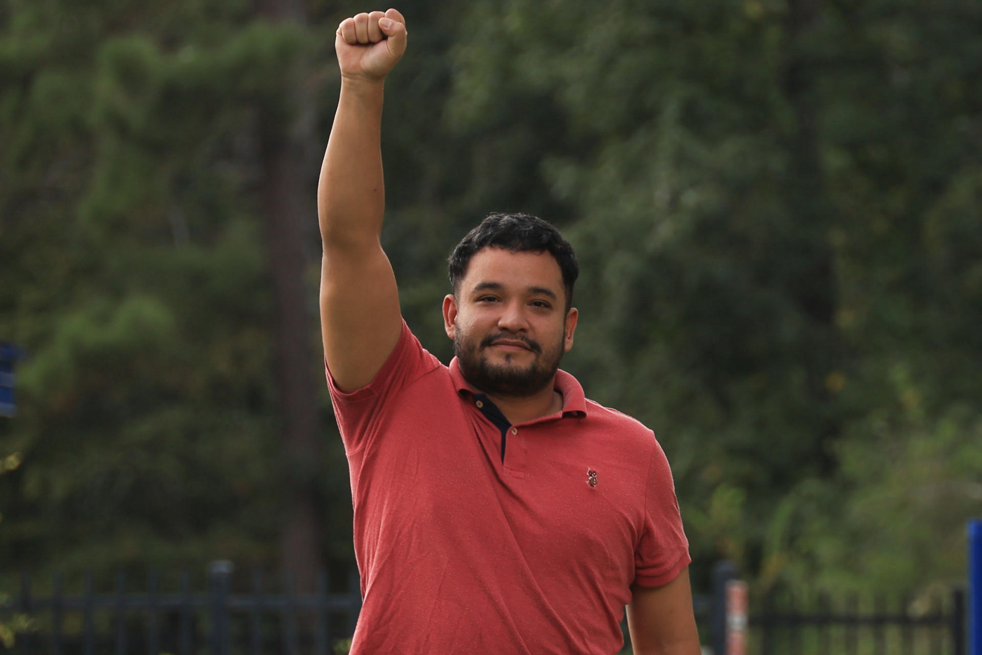 El activista venezolano Gregory Sanabria saluda a su salida este jueves, del Montgomery Processing Center en Conroe, Texas (Estados Unidos). EFE/ Carlos Ramírez