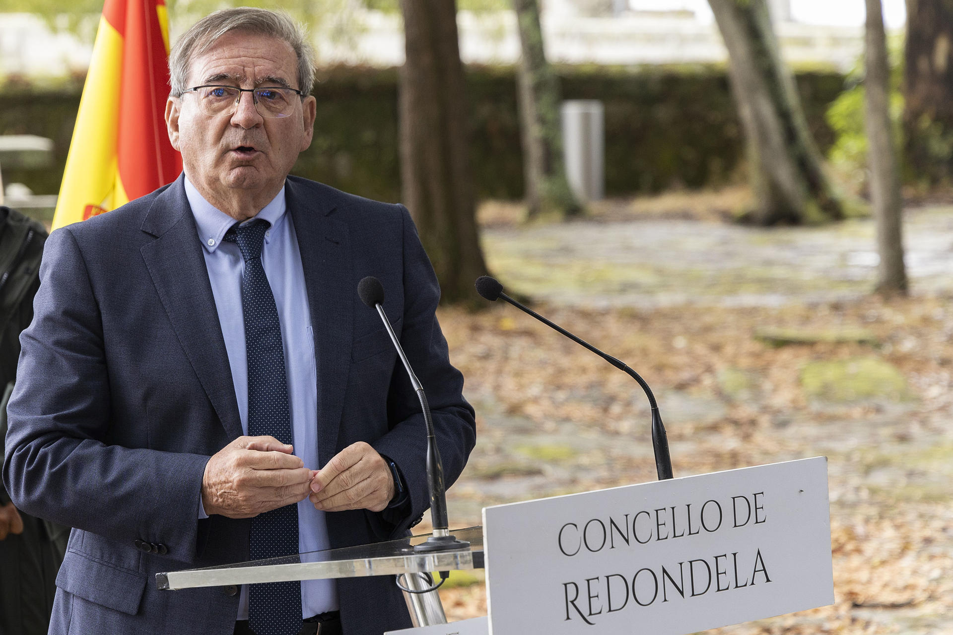 El secretario de Estado de Memoria Democrática, Fernando Martínez (i), la comisionada para la celebración de los 50 años de España en Libertad, Carmina Gustrán y la alcaldesa de Redondela Digna Rivas visitan la isla de San Simón,donde miles de personas fueron encarceladas, torturadas y asesinadas desde el inicio de la Guerra Civil hasta 1943, es desde este miércoles Lugar de Memoria Democrática.-EFE/ Salvador Sas