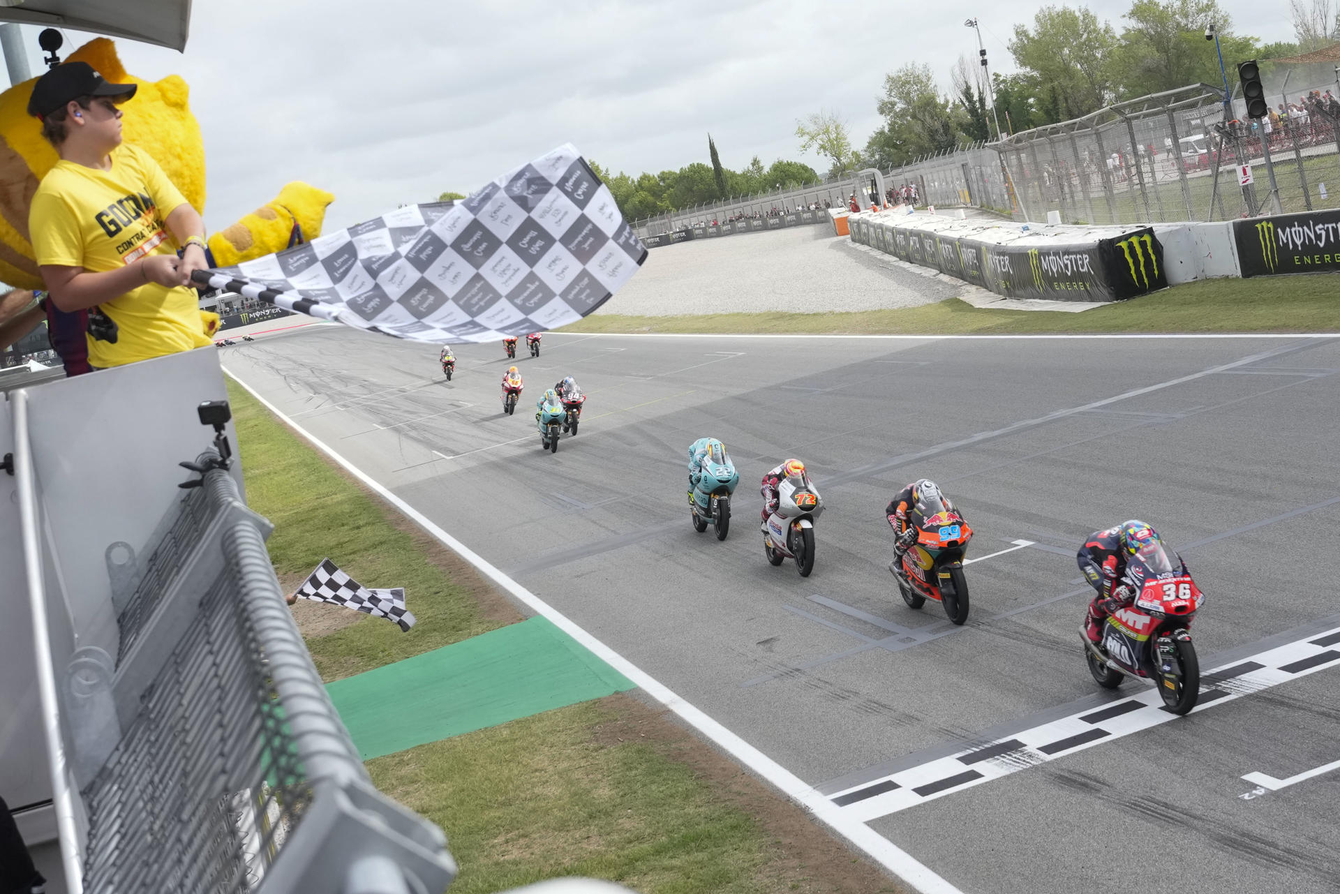 El piloto español de Moto3 Ángel Piqueras cruza la línea de meta para ganar el Gran Premio de Cataluña, que se disputa este domingo en el circuito de Barcelona-Cataluña en Montmeló. EFE/ Enric Fontcuberta
