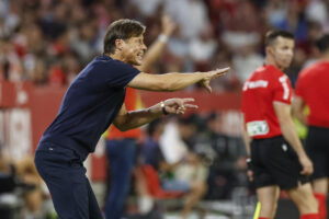 El entrenador argentino del Sevilla, Matías Almeyda, da instrucciones durante un partido de liga el pasado día 12. EFE/ Julio Muñoz