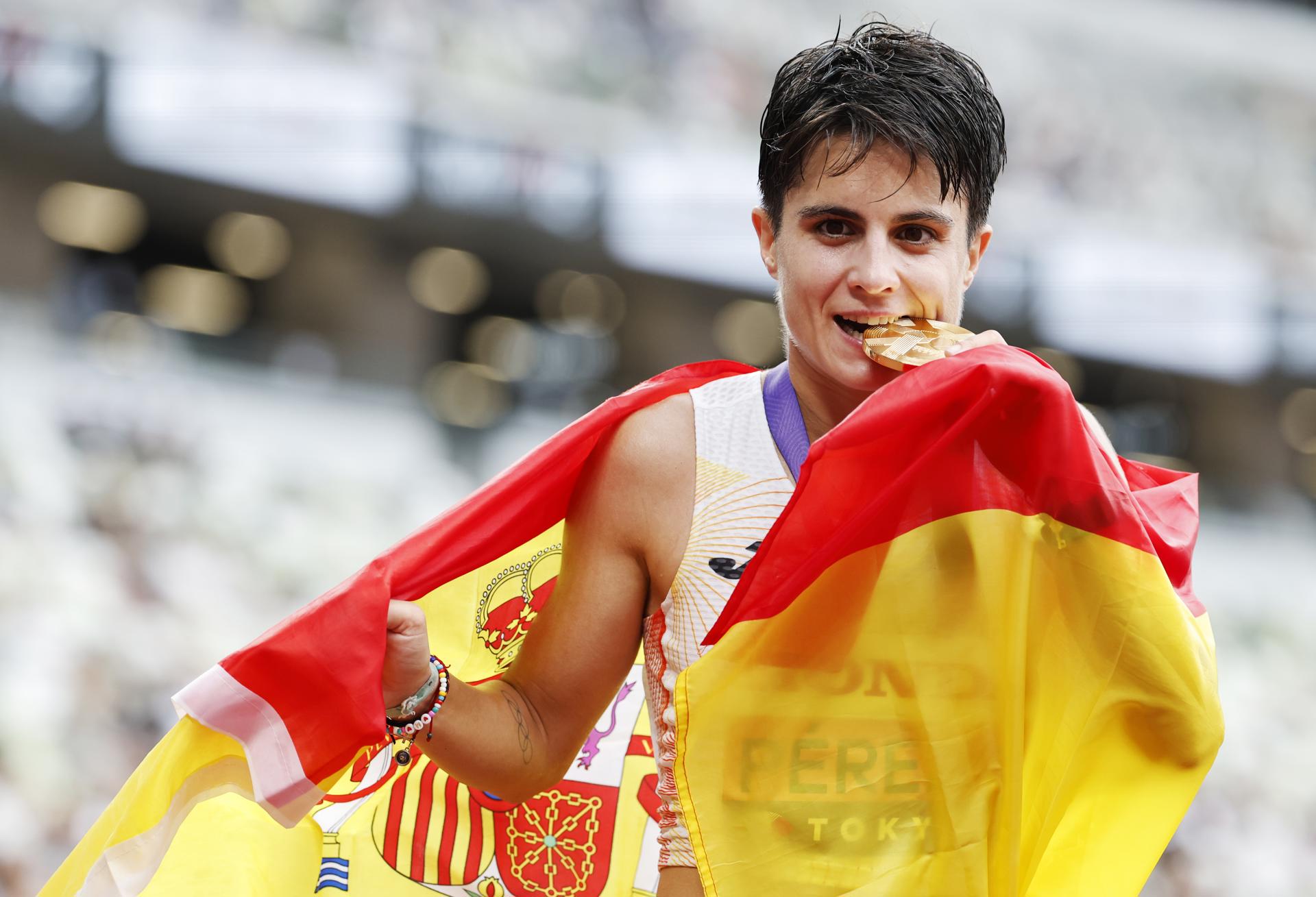 La española María Pérez adelantó este sábado en Tokiosu marcha hacoia la eternidad en el atletismo. EFE/EPA/FRANCK ROBICHON
