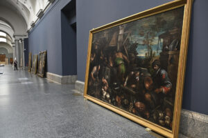 MADRID, 20/09/2025.- En la galería central del Museo del Prado, el gran eje vertebral y vertebrador de la pinacoteca, donde se exponen obras maestras de Tiziano, Rubens o Tintoretto, las paredes lucen recién pintadas de un azul profundo y luminoso sobre las que ya reposan los cuadros que serán colgados este fin de semana. EFE/Fernando Villar