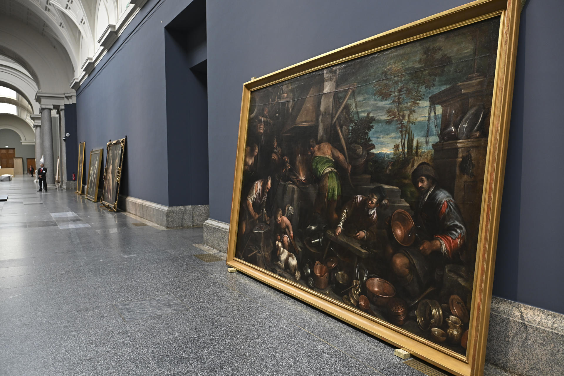 MADRID, 20/09/2025.- En la galería central del Museo del Prado, el gran eje vertebral y vertebrador de la pinacoteca, donde se exponen obras maestras de Tiziano, Rubens o Tintoretto, las paredes lucen recién pintadas de un azul profundo y luminoso sobre las que ya reposan los cuadros que serán colgados este fin de semana. EFE/Fernando Villar