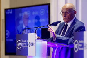 El presidente del Banco Sabadell, Josep Oliu, participa este viernes en el Foro Nueva Economía, mientras continúa abierto el plazo para que sus accionistas decidan si aceptan la oferta de compra lanzada por el BBVA. EFE/Javier Lizón
