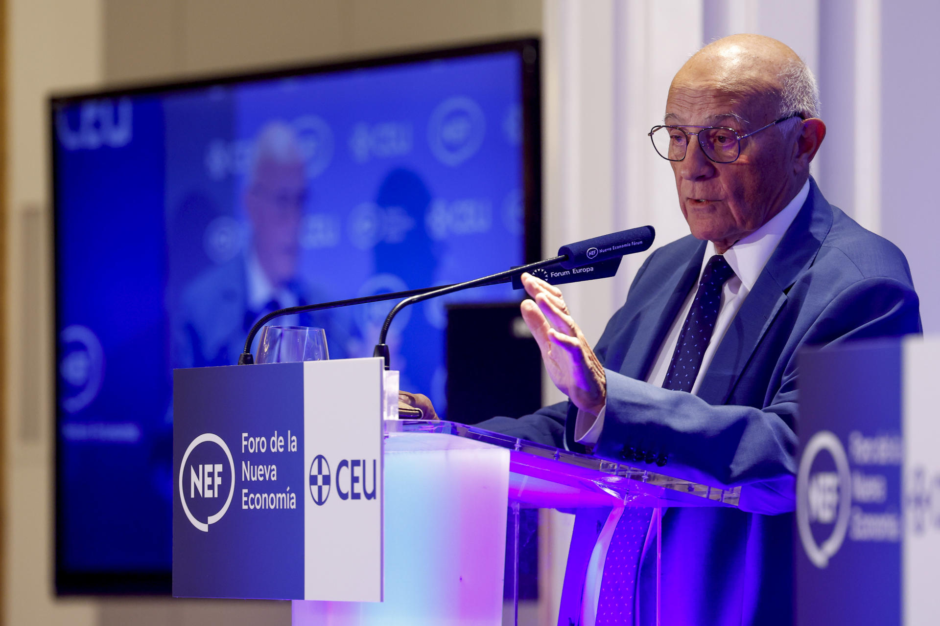 El presidente del Banco Sabadell, Josep Oliu, participa este viernes en el Foro Nueva Economía, mientras continúa abierto el plazo para que sus accionistas decidan si aceptan la oferta de compra lanzada por el BBVA. EFE/Javier Lizón