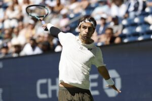 Lorenzo Musetti de Italia en acción contra Flavio Cobolli de Italia durante su partido de tercera ronda de individuales masculinos del Campeonato de Tenis Abierto de EE.UU. EFE/EPA/JOHN G. MABANGLO
