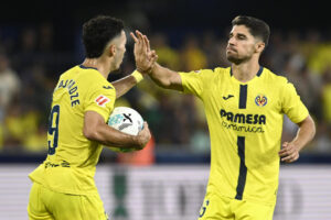 El delantero francés del Villarreal Georges Mikautadze (i) celebra su gol, durante el partido de la jornada 5 de LaLiga EA Sports que disputan el Villarreal y el Osasuna en el estadio de La Cerámica. EFE/ Andreu Esteban