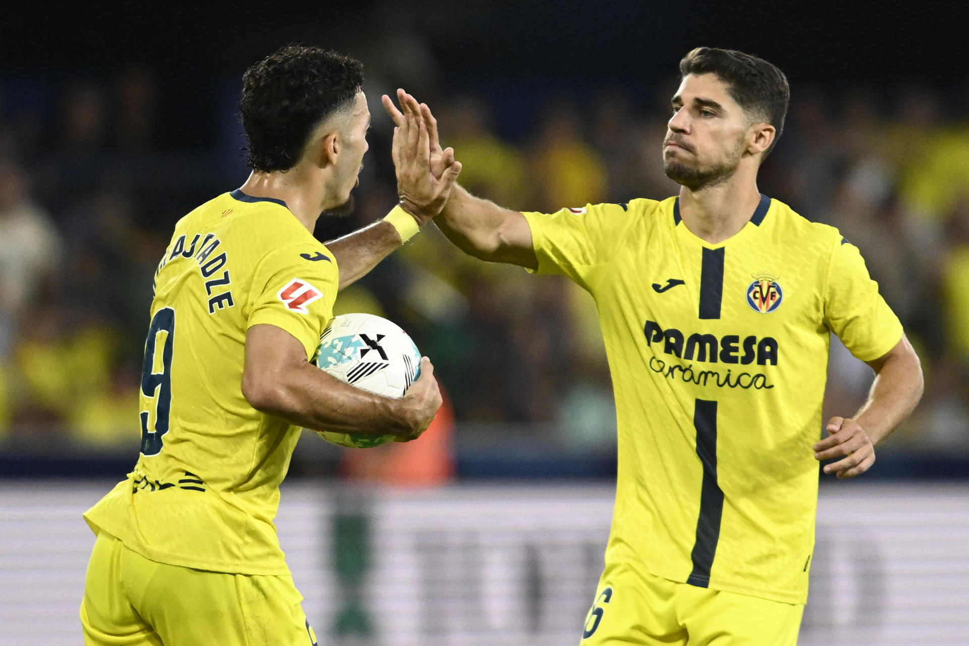 El delantero francés del Villarreal Georges Mikautadze (i) celebra su gol, durante el partido de la jornada 5 de LaLiga EA Sports que disputan el Villarreal y el Osasuna en el estadio de La Cerámica. EFE/ Andreu Esteban