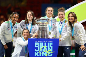 (I-D) Sara Errani, Tyra Caterina Grant, Elisabetta Cocciaretto, Jasmine Paolini, Lucia Bronzetti y la capitana Tathiana Garbin, cojn el trofeo de la Billie Jean King Cup en Shenzhen (China). EFE/Cedidas ITF