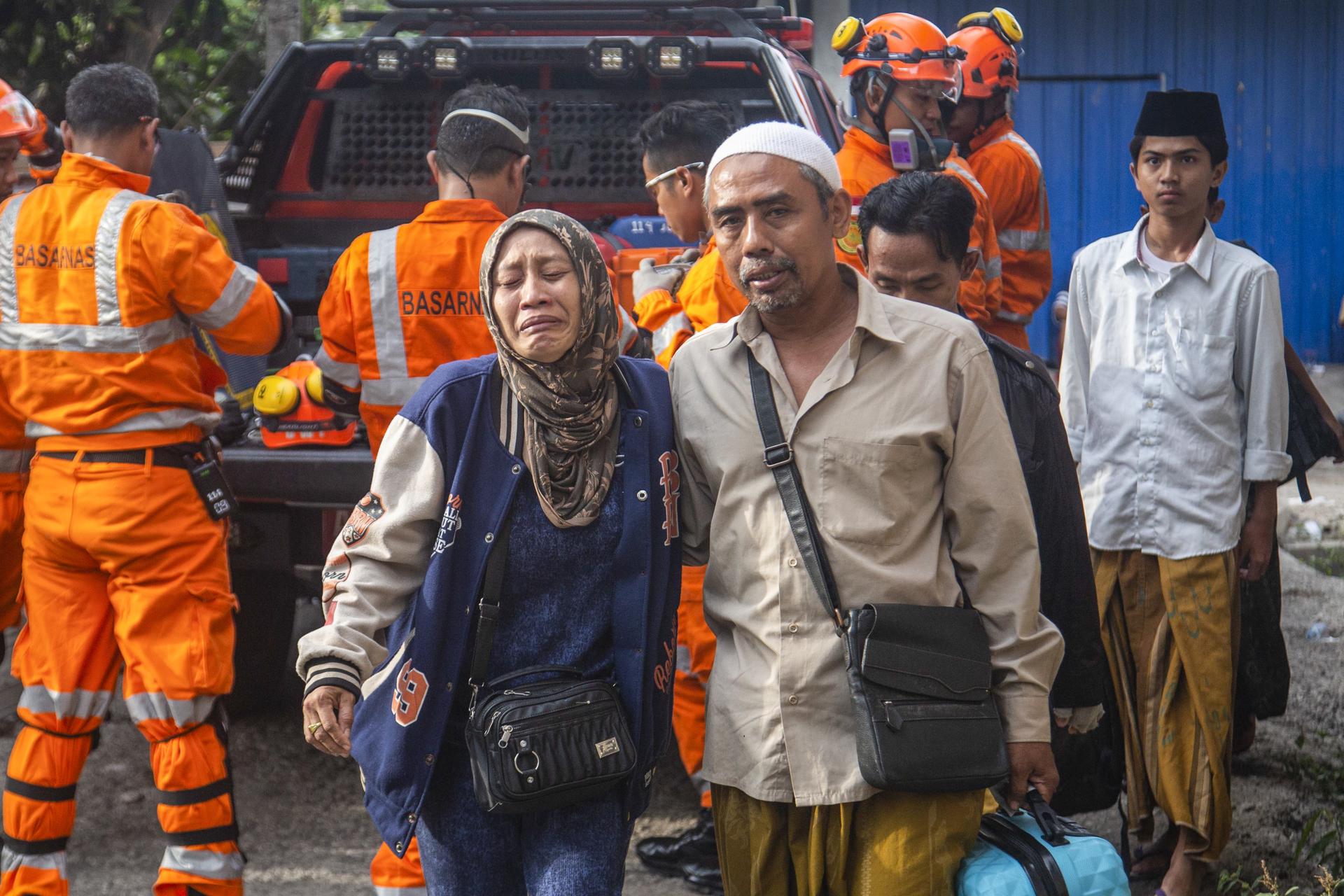 SIDOARJO (Indonesia), 30/09/2025.- Un familiar llora mientras se lleva a cabo una operación de rescate en el internado islámico Al-Khoziny, en Sidoarjo, Java Oriental, Indonesia. Decenas de estudiantes resultaron heridos y se teme que otros estén atrapados, después de que el edificio se derrumbara mientras los estudiantes realizaban la oración de la tarde. EFE/EPA/FULLY HANDOKO