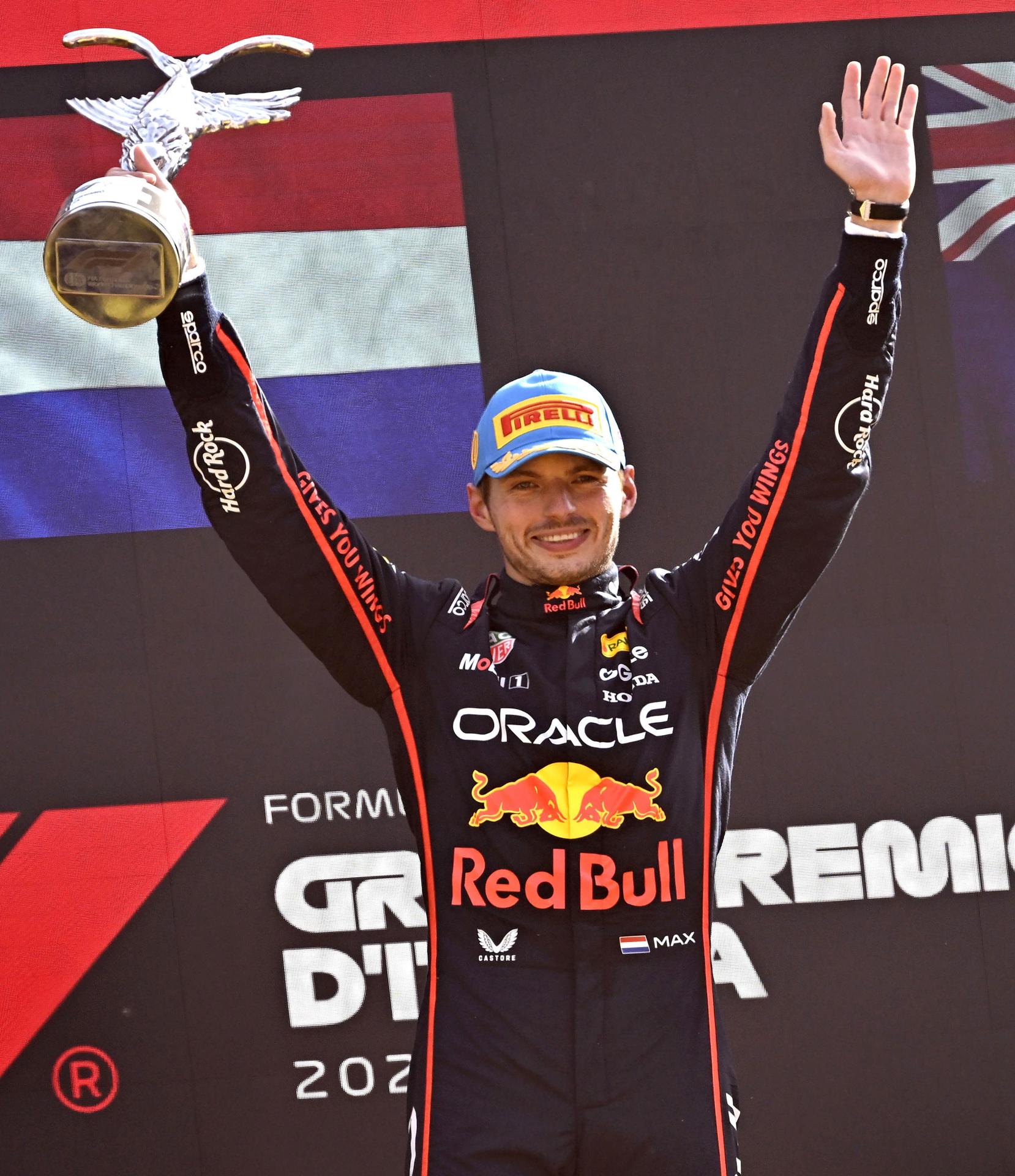 Monza (Italia), 07/09/2025.- El cuádruple campeón del mundo neerlandés Max Verstappen (Red Bull Racing) festeja su victoria en el Gran Premio de Italia, el decimosexto del Mundial de Fórmula Uno, disputado este domingo en Monza, el templo de la velocidad. EFE/EPA/Daniel Dal Zennaro