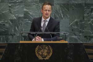 El ministro de Asuntos Exteriores y Comercio de Hungría, Péter Szijjártó, habla durante la Asamblea General de la ONU en Nueva York, el 24 de septiembre de 2025. EFE/EPA/SARAH YENESEL