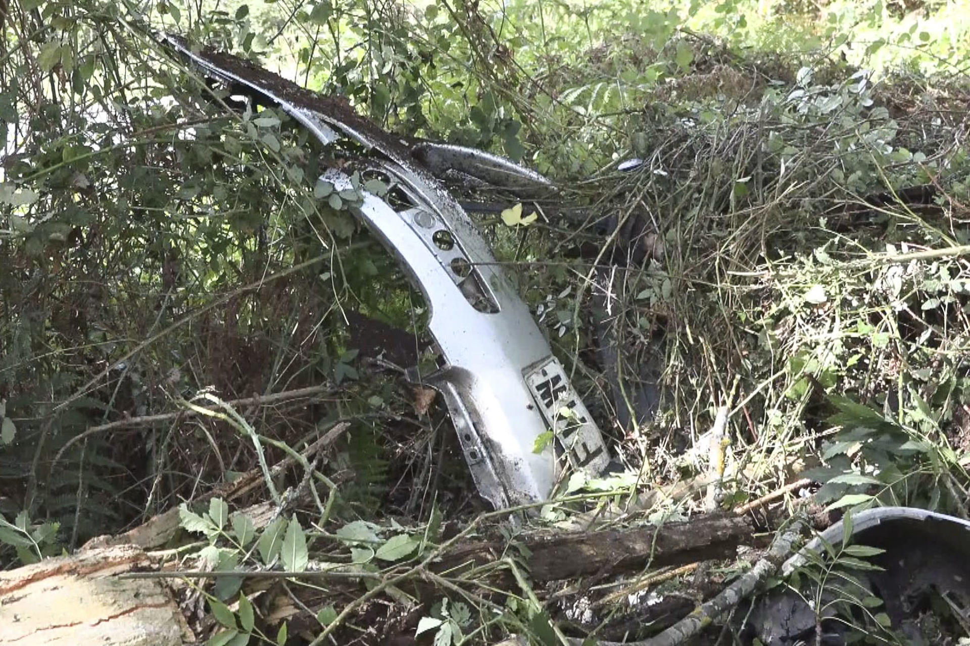 Vista de los restos del vehículo en el que viajaban cuatro jóvenes, dos chicos y dos chicas de edades entre los 17 y los 19 años, de los cuales dos han fallecido y otros dos han resultado heridos, tras un accidente ocurrido esta madrugada en la carretera A-3632 a su paso por la localidad alavesa de Okondo. EFE/Irache Rodríguez
