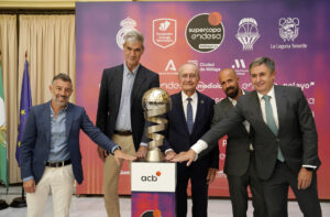 El alcalde de Málaga, Francisco de la Torre (c) y el presidente de la ACB, Antonio Martín, (2i), tras el sorteo de las semifinales de la Supercopa ACB celebrado este viernes en el Patio de las Banderas del Ayuntamiento de Málaga. EFE/ACB / SOLO USO EDITORIAL/SOLO DISPONIBLE PARA ILUSTRAR LA NOTICIA QUE ACOMPAÑA (CRÉDITO OBLIGATORIO)