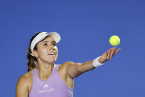 La colombiana Camila Osorio sirve una bola ante la rusa Kamilla Rakhimova este martes, durante un partido del Guadalajara Open WTA 500, en el Centro Panamericano de Tenis. EFE/ Francisco Guasco